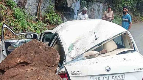 குன்னூரில் கனமழை: மலைப்பாதையில் சென்ற கார் மீது பாறை விழுந்து ஒருவர் பலி 