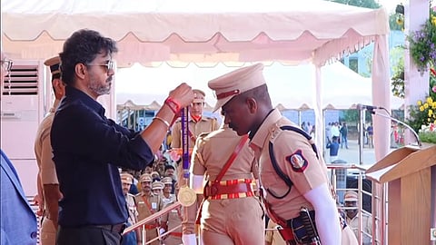 காவல் துணைக் கண்காணிப்பாளர்களின் பயிற்சி நிறைவு விழா: முதல்-அமைச்சர் விஜய் பதக்கங்கள் வழங்கினார்