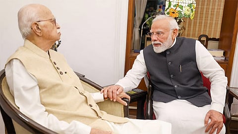 எல்கே அத்வானியை சந்தித்து ஆசிபெற்ற பிரதமர் மோடி

