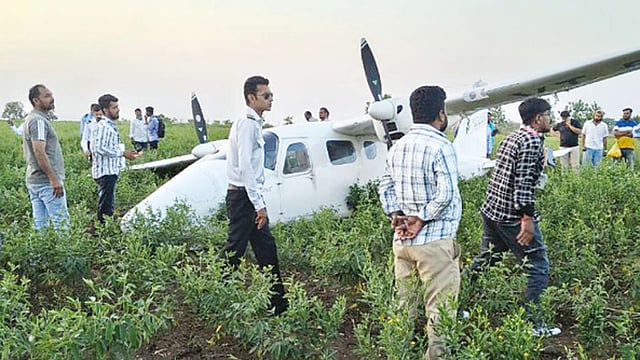 நடுவானில் தொழில்நுட்ப கோளாறு: விவசாய நிலத்தில் அவசரமாக தரையிறங்கிய பயிற்சி விமானம்