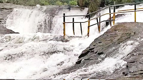 கும்பக்கரை அருவியில் வெள்ளப்பெருக்கு: பாதுகாப்பு கருதி 2 ஆவது நாளாக சுற்றுலாப் பயணிகள் குளிக்க தடை