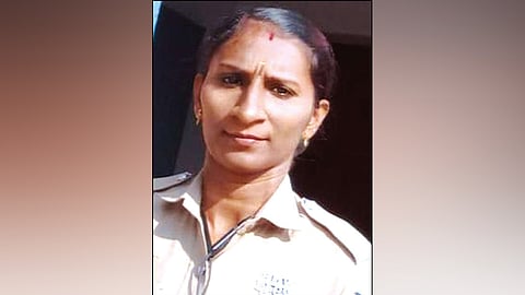 நகை திருட்டு சம்பவத்தில் தொடர்பு; பெண் போலீஸ் ஏட்டு பணியிடைநீக்கம்