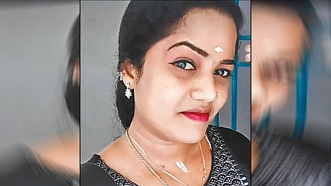 அரசு மருத்துவமனையில் பெட்ரோல் ஊற்றி எரிக்கப்பட்ட பெண் ஊழியர் உயிரிழப்பு