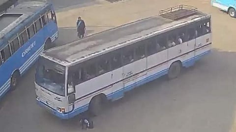 மாணவி மீது பேருந்து மோதி படுகாயம்