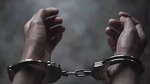 வேலை வாங்கி தருவதாக கூறி பெண்ணிடம் பாலியல் சீண்டலில் ஈடுபட்டவர் கைது