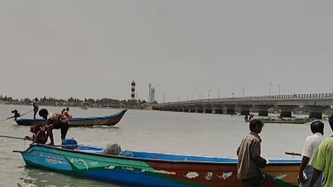 பழவேற்காடு ஏரியில் தடையை மீறி படகு சவாரி; மீனவர்களிடையே மோதல் - 7 பேர் படுகாயம் 