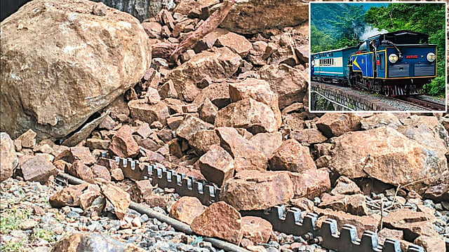 மேட்டுப்பாளையம் - குன்னூர் தண்டவாளத்தில் பாறைகள் சரிவு: ஊட்டி மலை ரெயில் சேவை நிறுத்தம்