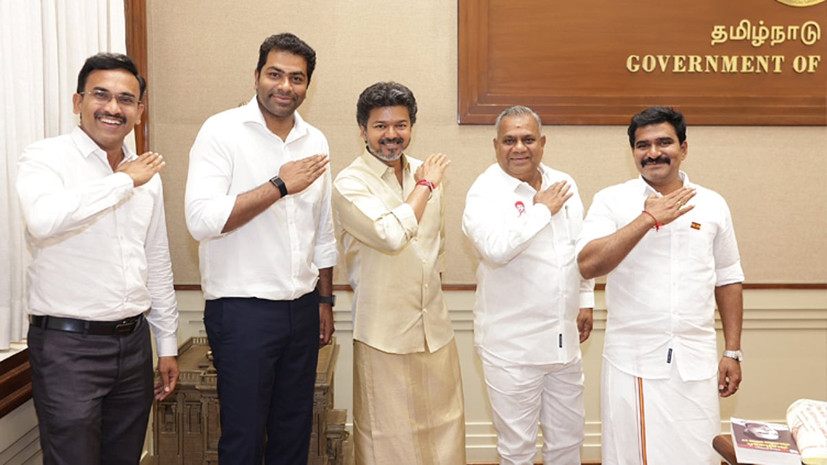 இடைத்தேர்தல் வெற்றி: அமைச்சர்களுடன் வைரல் சைகை காட்டி கொண்டாடிய முதல்-அமைச்சர் விஜய்