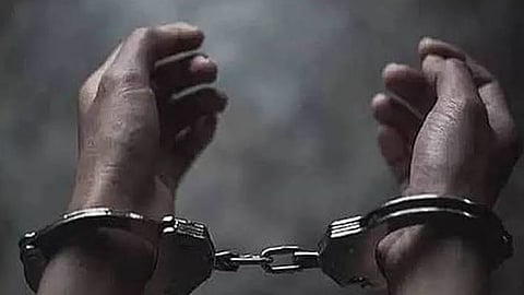 ஓடும் ரெயிலில் மூதாட்டியிடம் நகை திருட்டு: வாலிபர் கைது