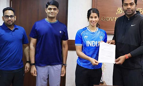 ஆசிய விளையாட்டில் பதக்கம் வென்ற தமிழக வீராங்கனை ஜோஷ்னாவுக்கு பதவி உயர்வு