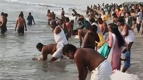 புனித நீராடி முன்னோர்களுக்கு தர்ப்பணம்