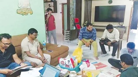 தெலுங்கானா: ரூ.100 கோடி சொத்து சேர்த்த அரசு அதிகாரி - ஊழல் தடுப்பு பிரிவு சோதனையில் கண்டுபிடிப்பு