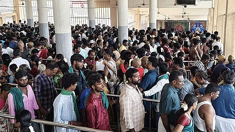 விடுமுறை தினம்: திருச்செந்தூரில் குவிந்த பக்தர்கள்.. 3 மணி நேரம் காத்திருந்து தரிசனம்