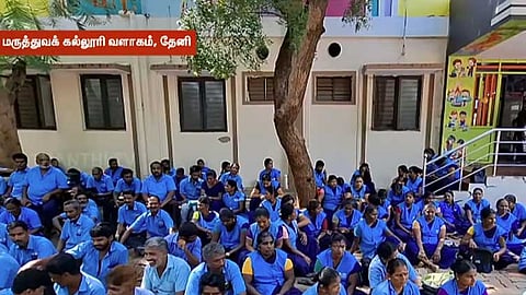 தேனி அரசு மருத்துவமனையில் ஒப்பந்த தூய்மைப் பணியாளர்கள் உள்ளிருப்பு போராட்டம் 