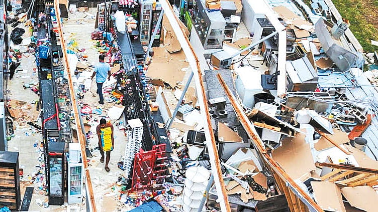 அமெரிக்கா: புளோரிடாவில் கரையை கடந்த சூறாவளி புயல்.. 4 பேர் பலி