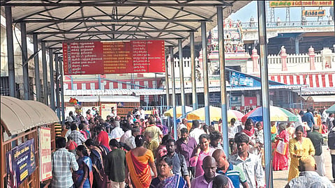 விடுமுறை தினத்தையொட்டி திருத்தணி முருகன் கோவிலில் குவிந்த பக்தர்கள்