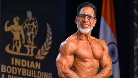 
55 வயதில் பதக்கங்கள், சாம்பியன் பட்டங்கள்... ஜிம் பயிற்சியாளரின் சாதனை பயணம்

