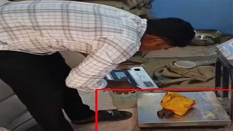 ரேஷன் கடையில் திருட்டு வேலை