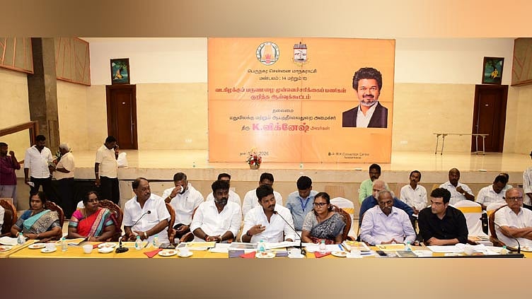 பெருங்குடி, சோழிங்கநல்லூரில் பருவமழை முன்னெச்சரிக்கை பணிகள்: அமைச்சர் விக்னேஷ் தலைமையில் ஆய்வுக்கூட்டம்