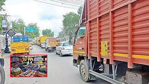 சிவகாசியில் சூடுபிடித்த பட்டாசு விற்பனை: வெளியூர் வாகனங்களால் கடும் போக்குவரத்து நெரிசல்!