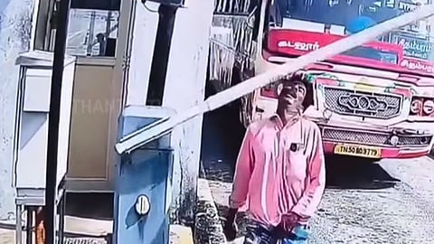 கடலூர்: சுங்கச்சாவடியில் நடந்து சென்றவர் தலையில் விழுந்த தடுப்பு கம்பி - வைரல் வீடியோ 