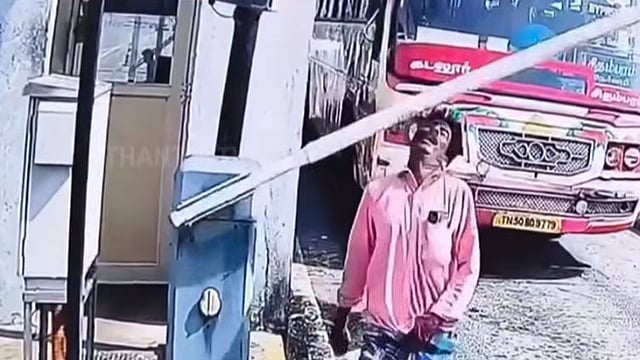 கடலூர்: சுங்கச்சாவடியில் நடந்து சென்றவர் தலையில் விழுந்த தடுப்பு கம்பி - வைரல் வீடியோ