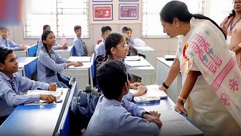 டெல்லி மாநகராட்சி பள்ளி மாணவர்களுக்கு சீருடை, பைகள் வாங்க தலா ரூ1,370 நிதியுதவி.