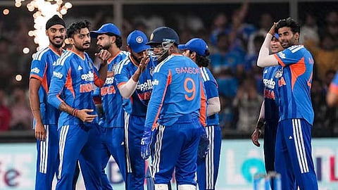 
இந்தியா – வெஸ்ட் இண்டீஸ் போட்டிக்கான இலவச நுழைவுச் சீட்டுகள் கள்ளச்சந்தையில் விற்பனை:4 பேர் கைது 