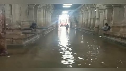 திருச்செந்தூர் கோவிலுக்குள் மழைநீர் தேங்கியதால் பக்தர்கள் அவதி 