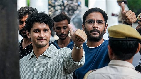 டெல்லி:  கைது செய்யப்பட்ட கரப்பான்பூச்சி ஜனதா கட்சி நிர்வாகிகள் 2 பேருக்கு 5 நாள் காவல்
