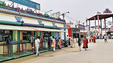 பழனி முருகன் கோவிலில் செல்போன் தடை தொடர்கிறதா? - பக்தர்கள் குழப்பம்