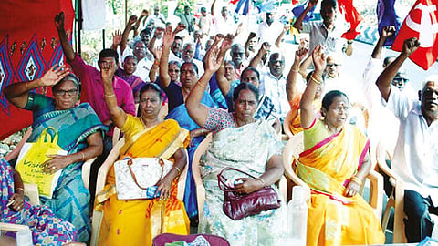 ஈரோடு:  போக்குவரத்து தொழிலாளர்கள் குடும்பத்துடன் காத்திருப்பு போராட்டம்

