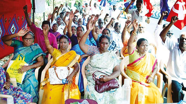 ஈரோடு: போக்குவரத்து தொழிலாளர்கள் குடும்பத்துடன் காத்திருப்பு போராட்டம்