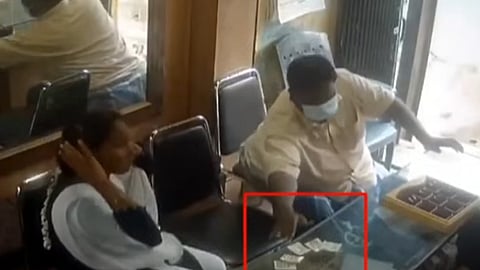 நூதன முறையில் நகை திருட்டு