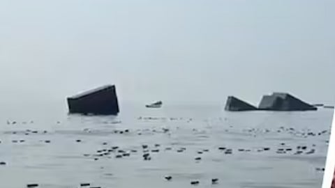 ஹார்முஸ் நீரிணையில் 2,500 கன்டெய்னர்களுடன் மூழ்கிய சரக்குக் கப்பல்... கடலில் மிதக்கும் ஐபோன்கள்