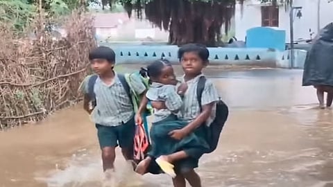 கள்ளக்குறிச்சியில் கனமழை: குளம்போல் தேங்கிய நீரால் பள்ளி மாணவர்கள் கடும் அவதி!