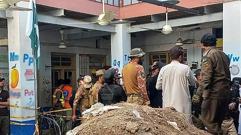பாகிஸ்தானில் பள்ளி மேற்கூரை இடிந்து மாணவர்கள் உள்பட 35 பேர் பலி