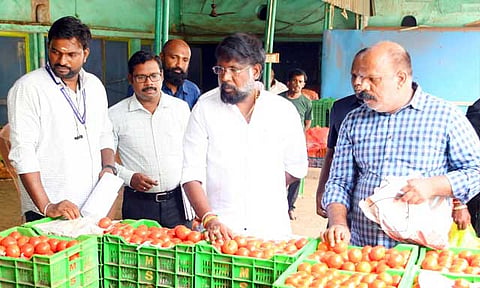 கூட்டுறவு சங்க சேவைகளை மேம்படுத்த நடவடிக்கை: அமைச்சர் வ.காந்திராஜ் நேரில் ஆய்வு