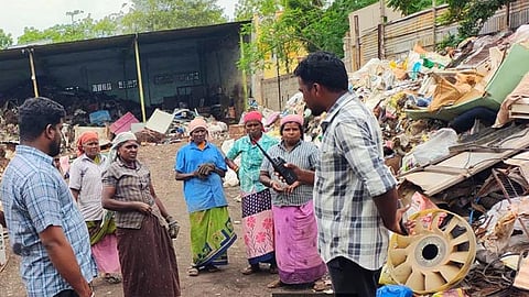 தூத்துக்குடியில் டெங்கு கொசு உற்பத்தி ஆய்வு: 2 கடைகளுக்கு ரூ.2 ஆயிரம் அபராதம்.