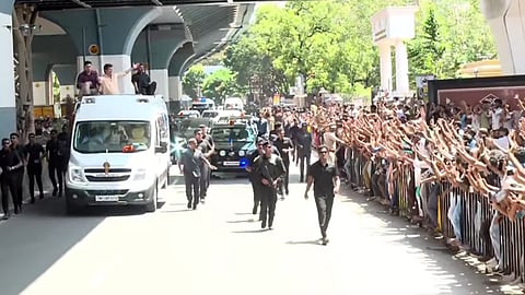 கோவையில் முதல்-அமைச்சர் விஜய் ரோடு ஷோ - பொதுமக்கள் உற்சாக வரவேற்பு 