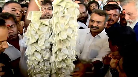 ரூ.500 நோட்டுகளால் ஆன மாலை அணிவிக்க முயன்ற தொண்டர்... திருப்பிக் கொடுத்த எல்.முருகன்!
