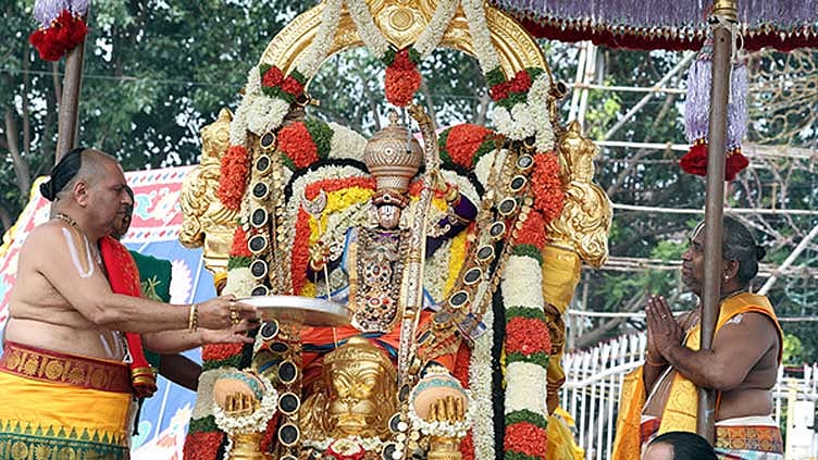 நவராத்திரி பிரம்மோற்சவம்: அனுமந்த வாகனத்தில் எழுந்தருளிய மலையப்ப சுவாமி