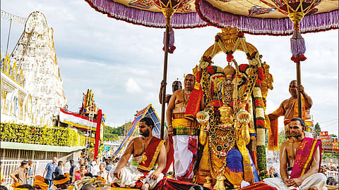 திருப்பதியில் நவராத்திரி பிரம்மோற்சவம்: அனுமன், யானை வாகனங்களில் மலையப்பசாமி வீதிஉலா