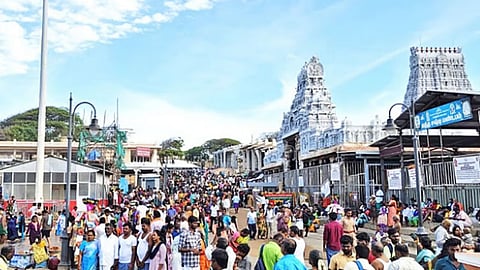 விடுமுறை தினம்: திருச்செந்தூரில் நீண்ட நேரம் காத்திருந்து பக்தர்கள் தரிசனம்