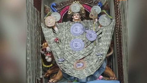 ஐதராபாத்: 9.9 லட்ச ரூபாய் நோட்டுகளால் அலங்காரமான துர்கை அம்மன் சிலை