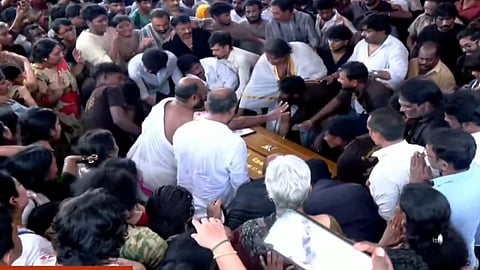 72 குண்டுகள் முழங்க அரசு மரியாதை.. இசையமைப்பாளர் தேவா உடல் சொந்த ஊரில் நல்லடக்கம் 