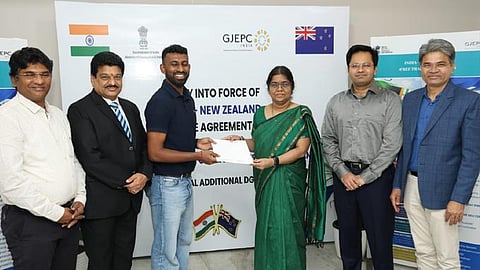சென்னையிலிருந்து நியூசிலாந்திற்கு ரத்தினங்கள், ஆபரணங்கள் அடங்கிய சரக்கு தொகுப்பு அனுப்பிவைப்பு