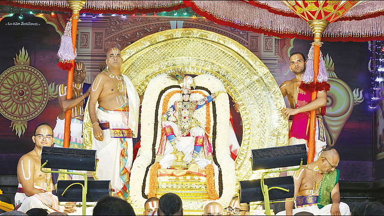 திருப்பதி பிரம்மோற்சவ விழா: சூரிய, சந்திர பிரபை வாகனங்களில் மலையப்பசாமி வீதிஉலா