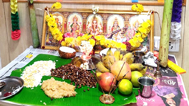 தமிழகம் முழுவதும் ஆயுதபூஜை கொண்டாட்டம் கோலாகலம்: தொழிலகங்களில் பூஜை செய்து வழிபாடு