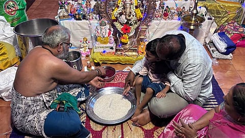 விஜயதசமி நாளில் நடைபெற்ற வித்யாரம்பம் நிகழ்ச்சி